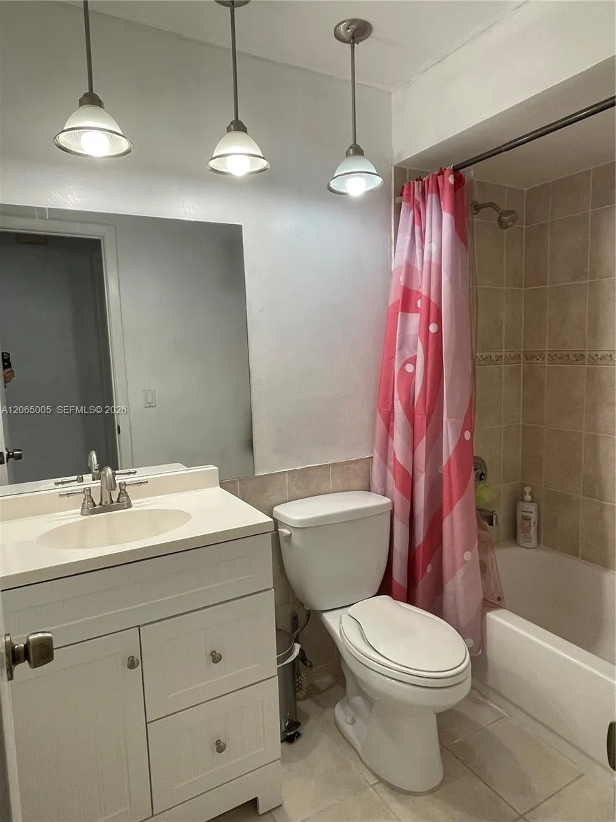 6547 NW 170th Ter Hialeah, FL 33015