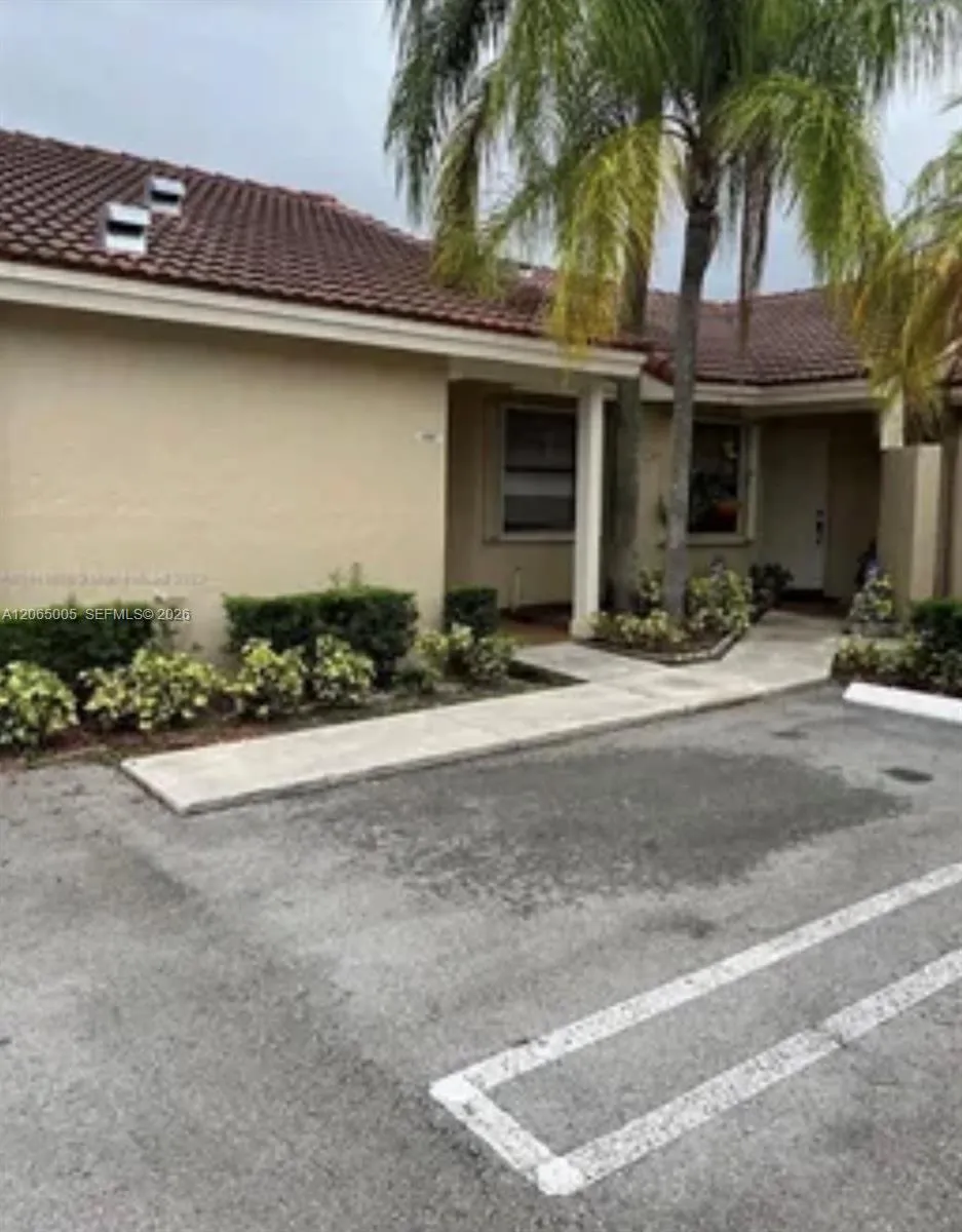 6547 NW 170th Ter Hialeah, FL 33015