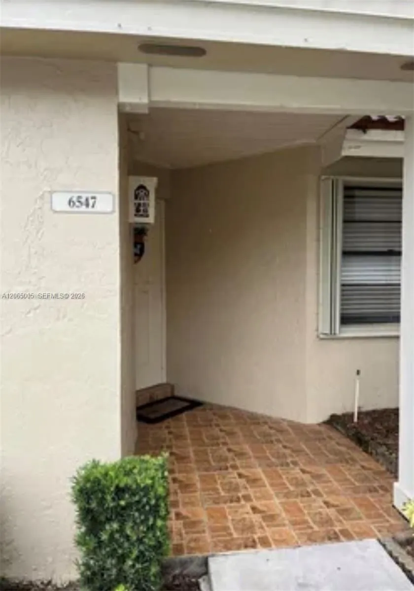 6547 NW 170th Ter Hialeah, FL 33015