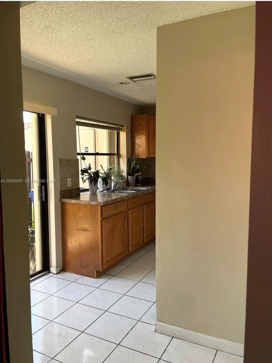 6547 NW 170th Ter Hialeah, FL 33015