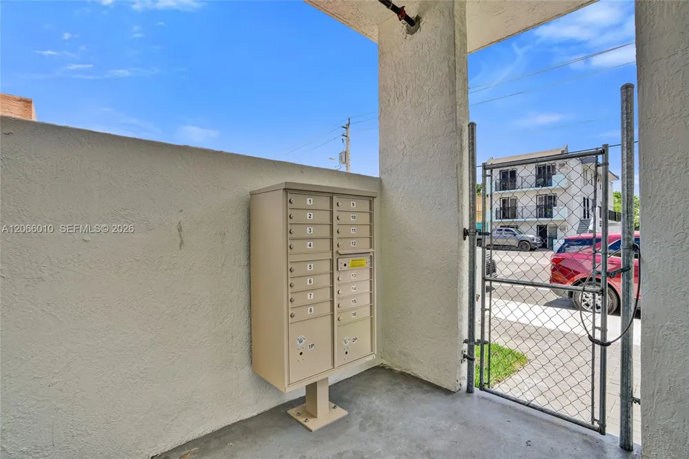 1567 NW 1st St #10 Miami, FL 33125
