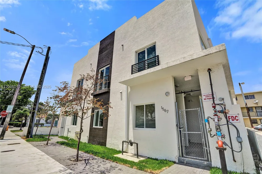 1567 NW 1st St #10 Miami, FL 33125