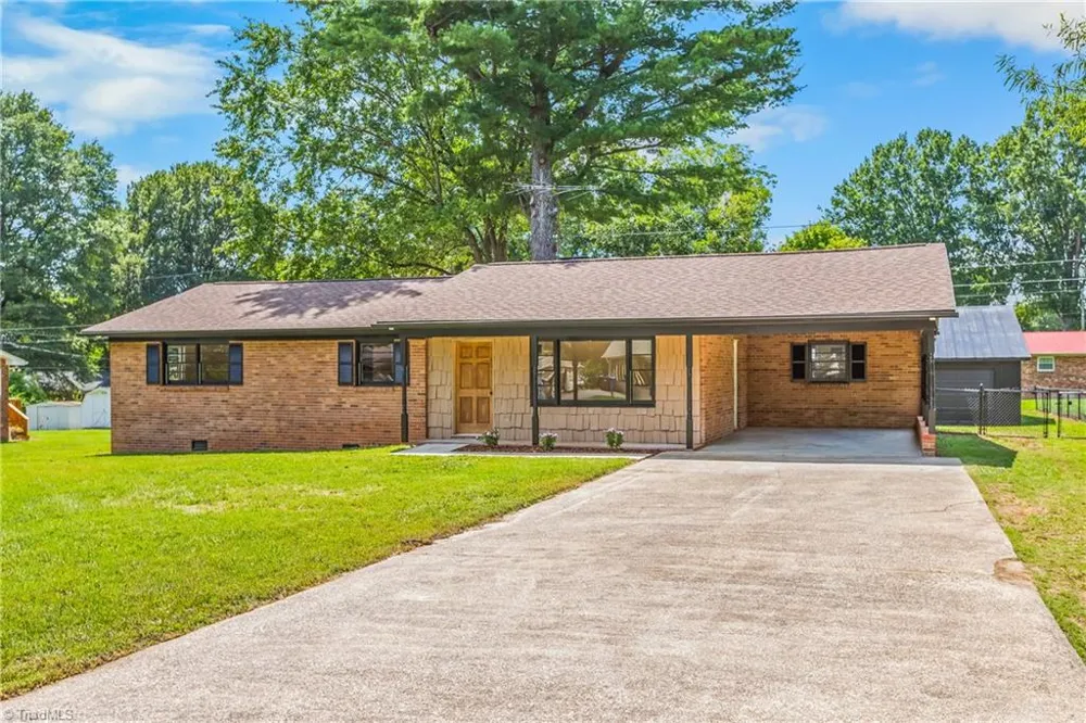 117 Hinshaw Avenue Yadkinville, NC 27055
