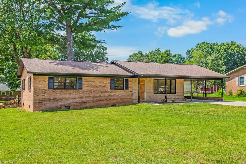 117 Hinshaw Avenue Yadkinville, NC 27055