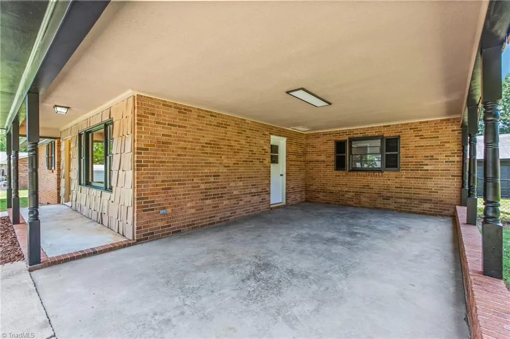 117 Hinshaw Avenue Yadkinville, NC 27055