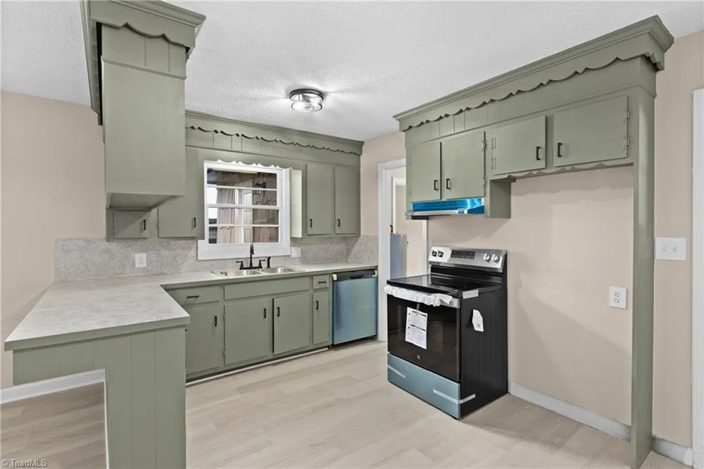 117 Hinshaw Avenue Yadkinville, NC 27055