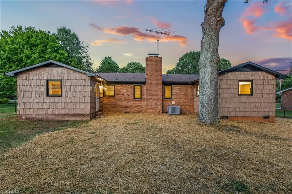 117 Hinshaw Avenue Yadkinville, NC 27055