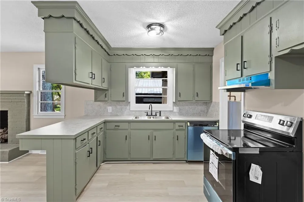 117 Hinshaw Avenue Yadkinville, NC 27055