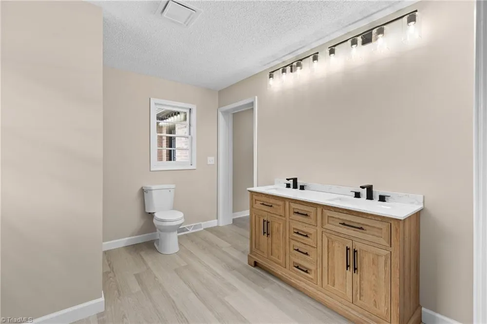117 Hinshaw Avenue Yadkinville, NC 27055