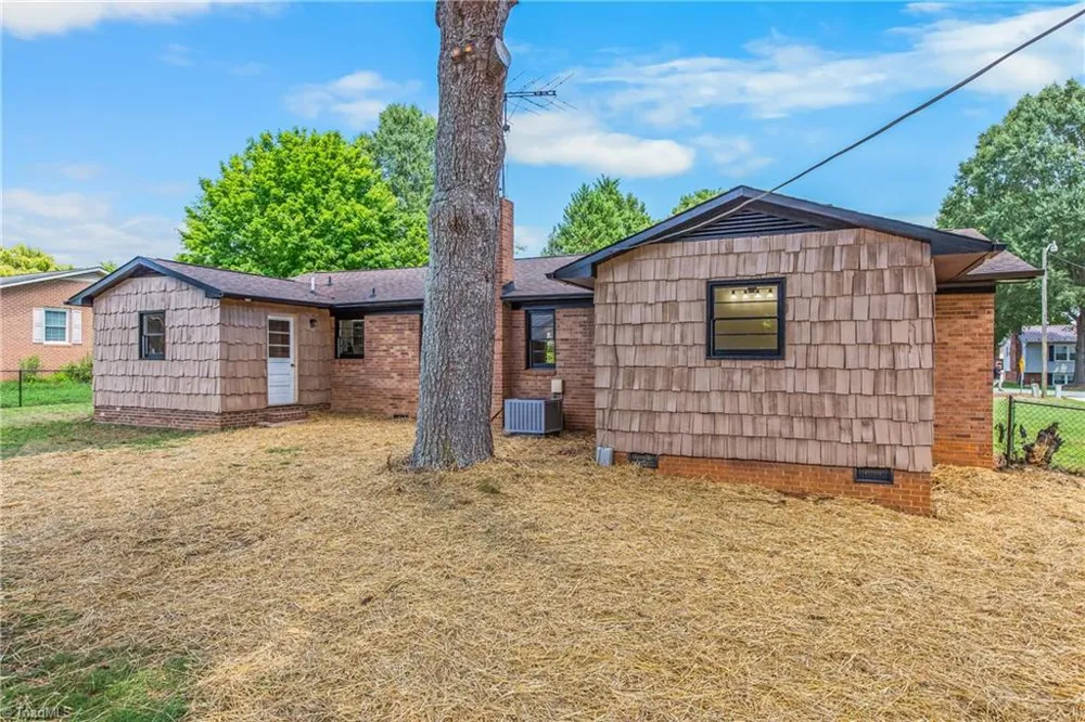 117 Hinshaw Avenue Yadkinville, NC 27055