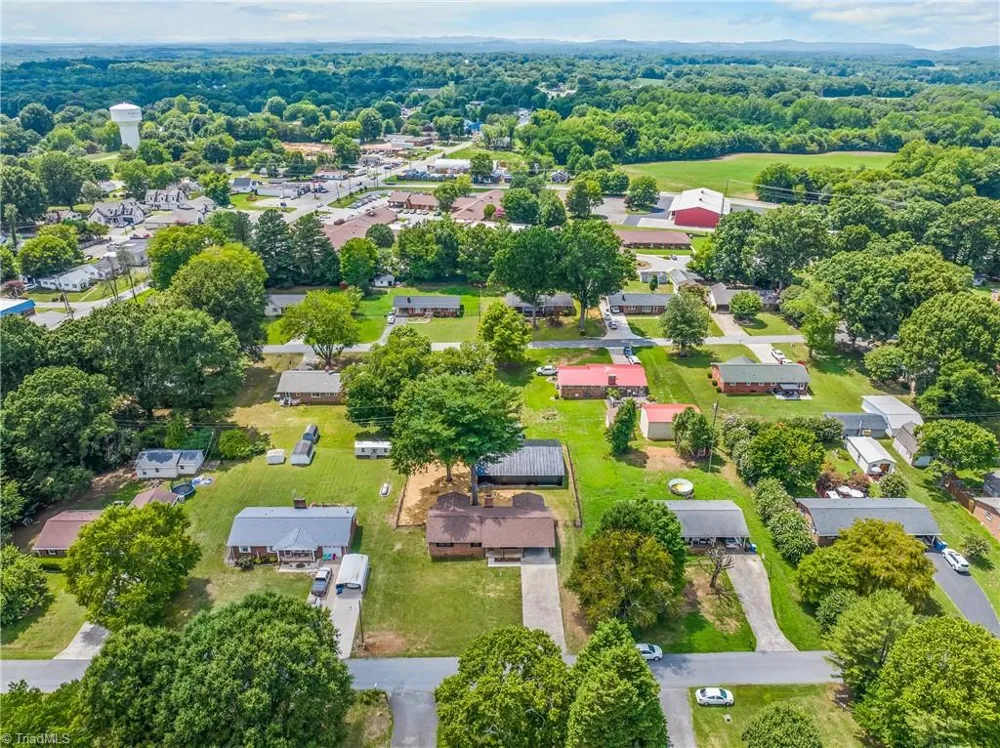 117 Hinshaw Avenue Yadkinville, NC 27055