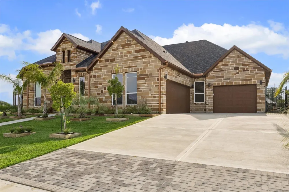 606 Appia Drive Kemah, TX 77565