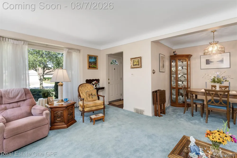 2121 Stanhope Street Grosse Pointe Woods City, MI 48236