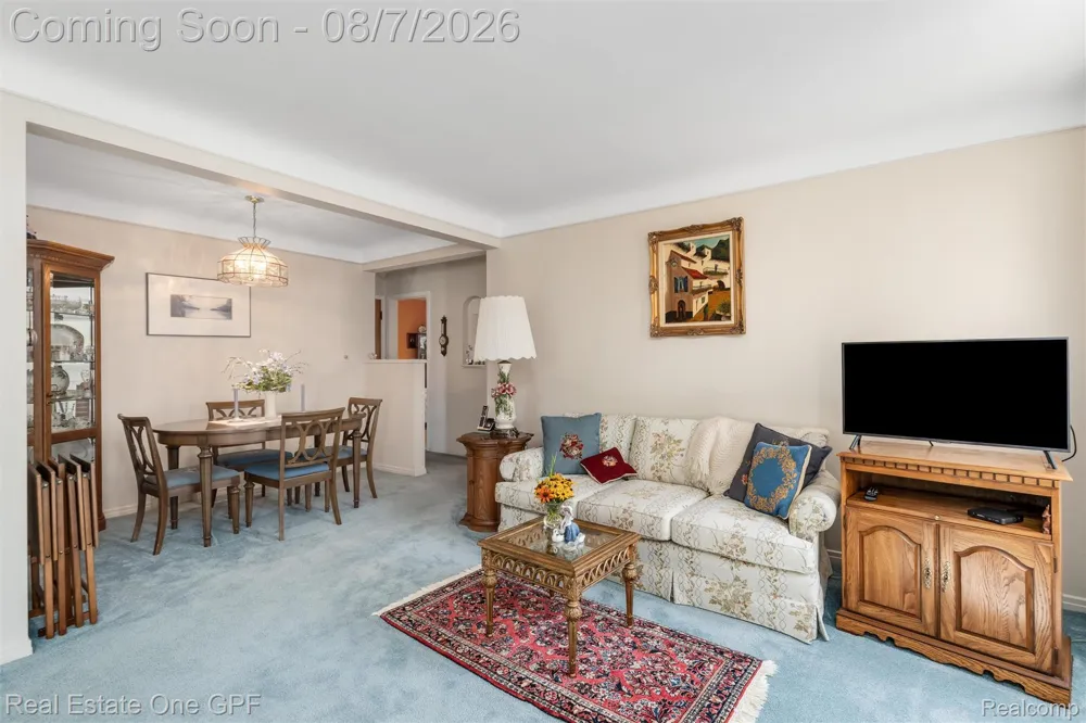 2121 Stanhope Street Grosse Pointe Woods City, MI 48236