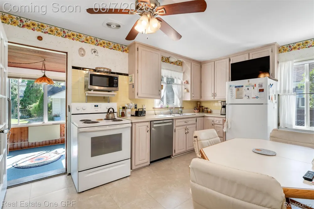 2121 Stanhope Street Grosse Pointe Woods City, MI 48236