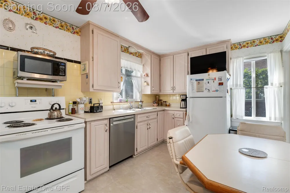 2121 Stanhope Street Grosse Pointe Woods City, MI 48236