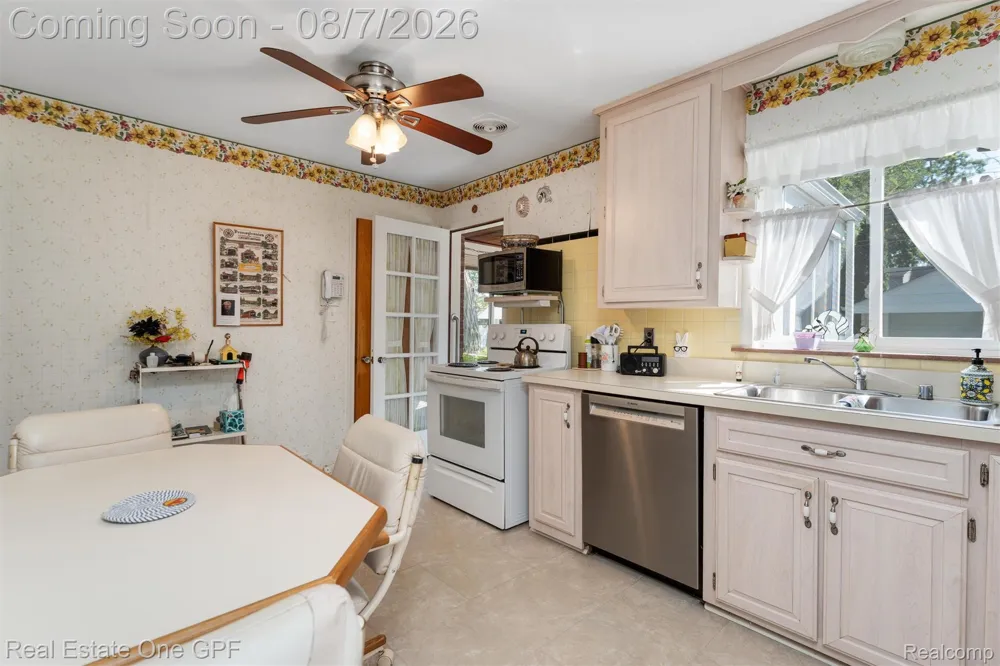 2121 Stanhope Street Grosse Pointe Woods City, MI 48236