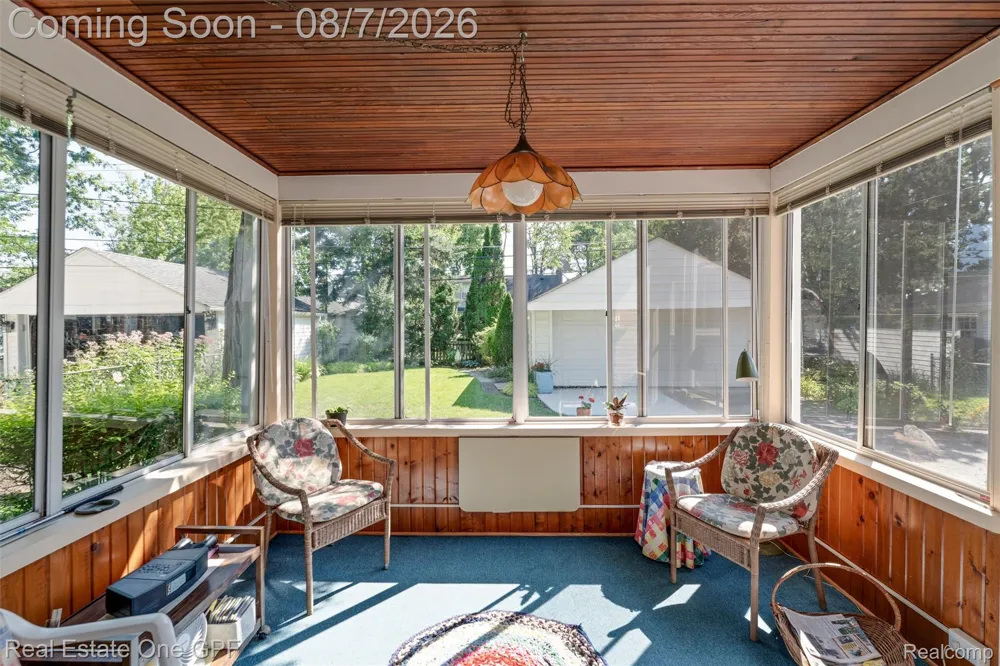 2121 Stanhope Street Grosse Pointe Woods City, MI 48236