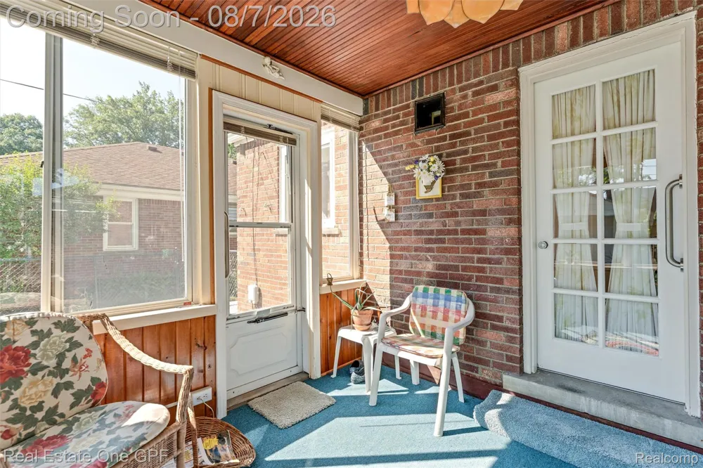 2121 Stanhope Street Grosse Pointe Woods City, MI 48236