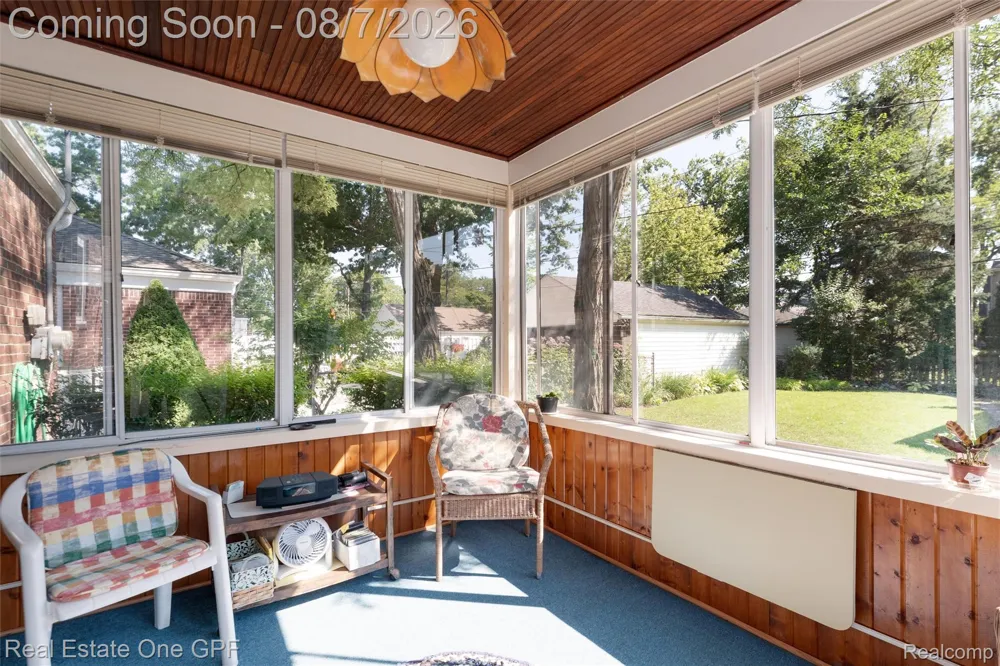 2121 Stanhope Street Grosse Pointe Woods City, MI 48236