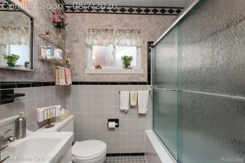 2121 Stanhope Street Grosse Pointe Woods City, MI 48236