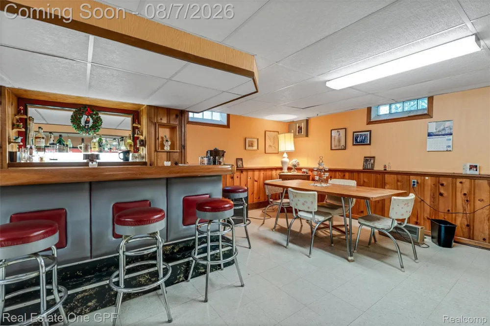 2121 Stanhope Street Grosse Pointe Woods City, MI 48236
