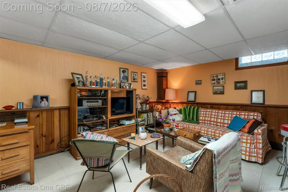 2121 Stanhope Street Grosse Pointe Woods City, MI 48236