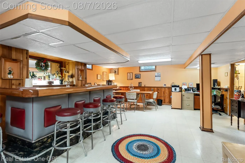 2121 Stanhope Street Grosse Pointe Woods City, MI 48236