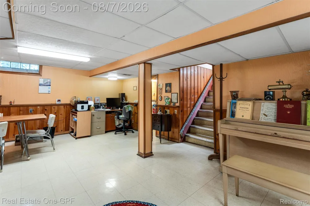 2121 Stanhope Street Grosse Pointe Woods City, MI 48236