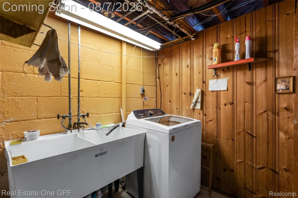 2121 Stanhope Street Grosse Pointe Woods City, MI 48236