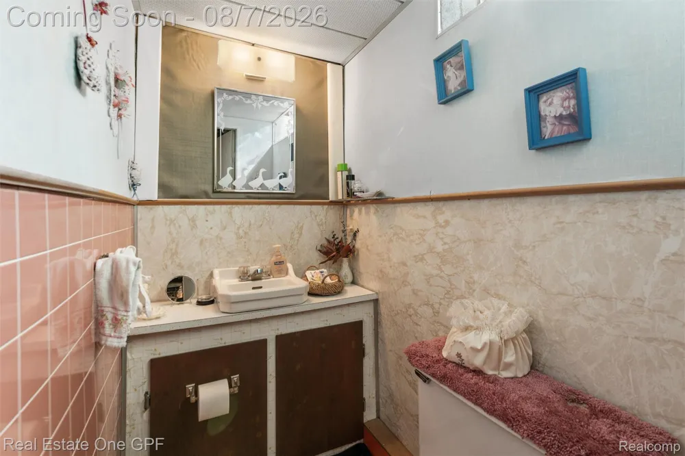 2121 Stanhope Street Grosse Pointe Woods City, MI 48236