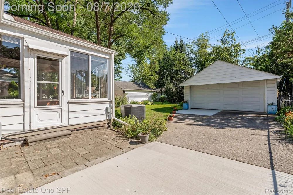 2121 Stanhope Street Grosse Pointe Woods City, MI 48236