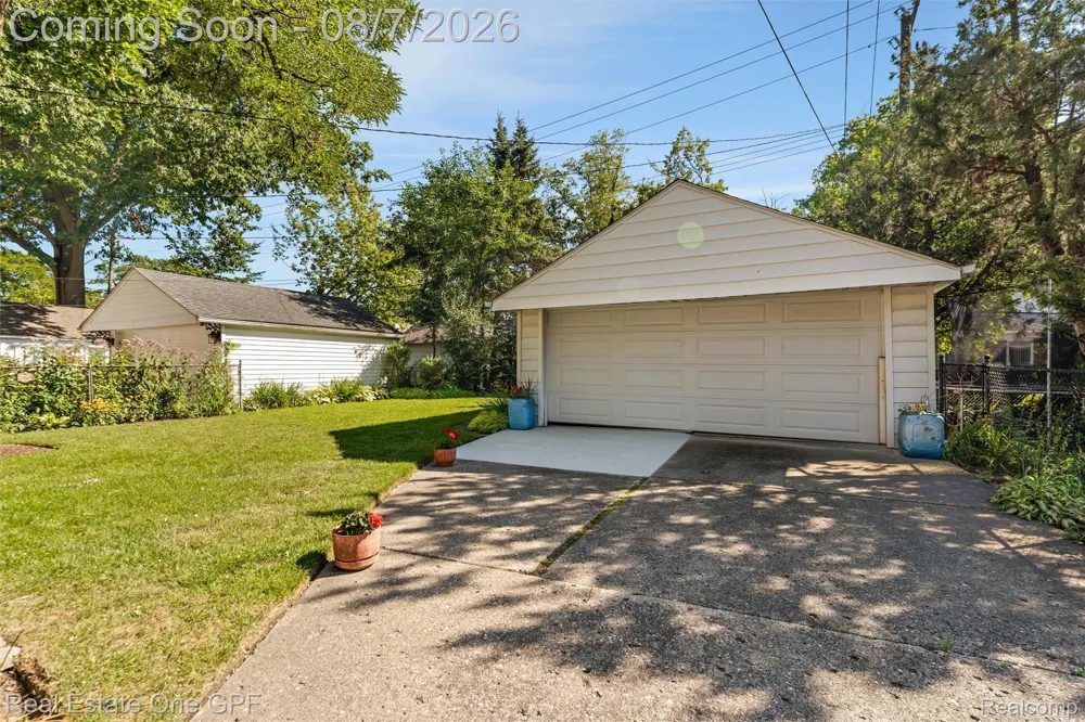 2121 Stanhope Street Grosse Pointe Woods City, MI 48236