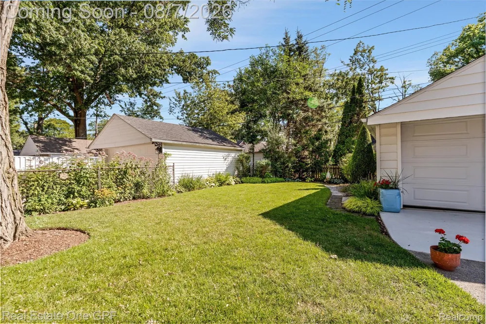2121 Stanhope Street Grosse Pointe Woods City, MI 48236