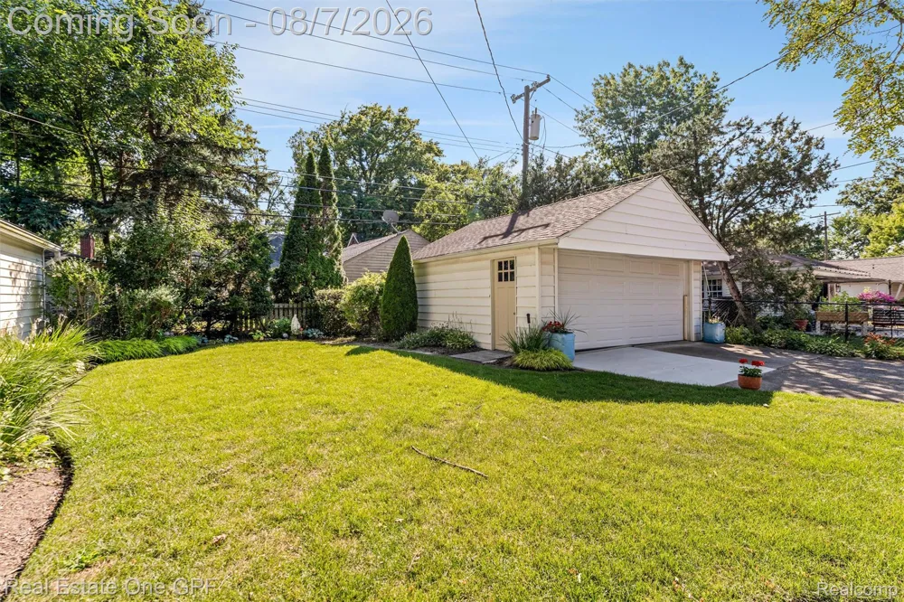 2121 Stanhope Street Grosse Pointe Woods City, MI 48236