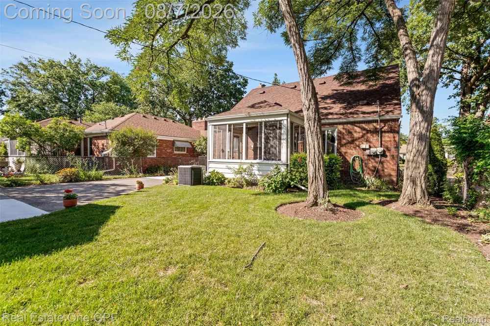 2121 Stanhope Street Grosse Pointe Woods City, MI 48236