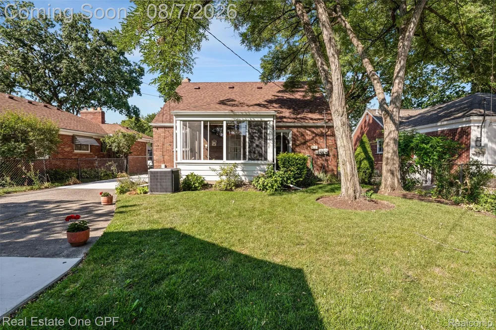 2121 Stanhope Street Grosse Pointe Woods City, MI 48236