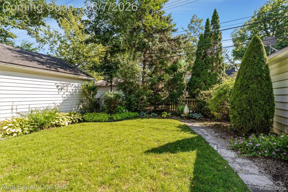 2121 Stanhope Street Grosse Pointe Woods City, MI 48236