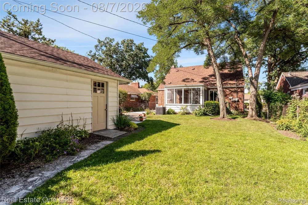 2121 Stanhope Street Grosse Pointe Woods City, MI 48236
