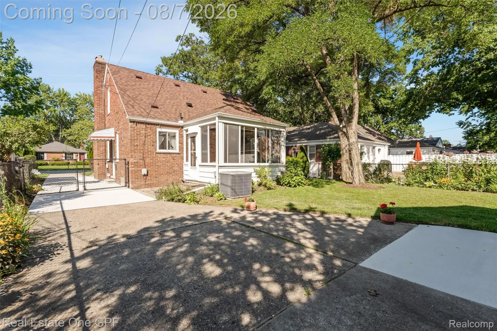 2121 Stanhope Street Grosse Pointe Woods City, MI 48236