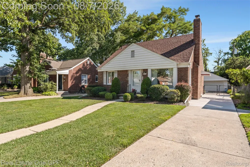 2121 Stanhope Street Grosse Pointe Woods City, MI 48236
