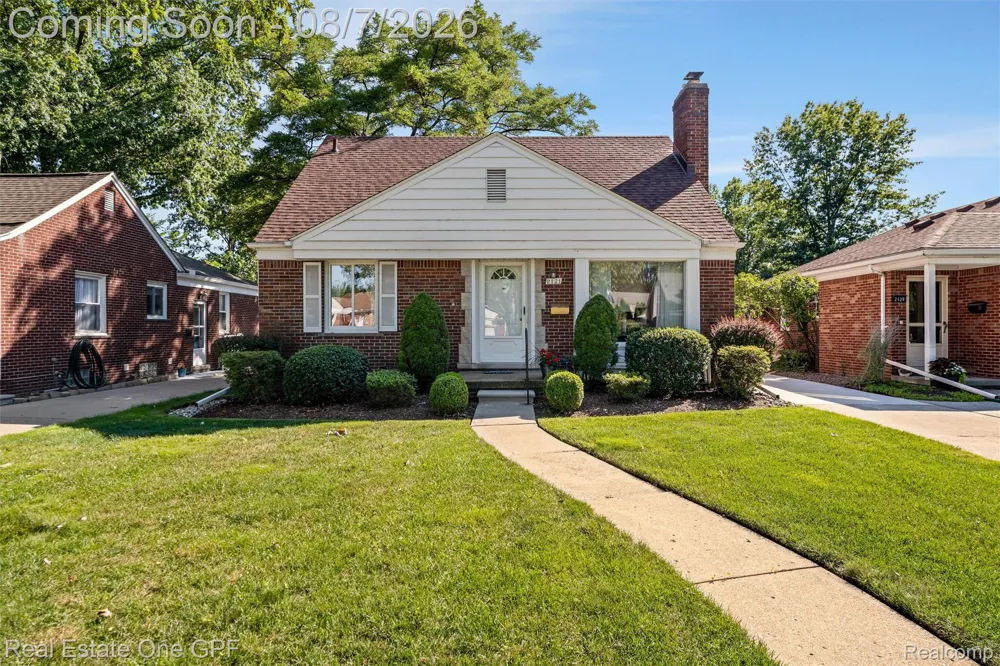 2121 Stanhope Street Grosse Pointe Woods City, MI 48236