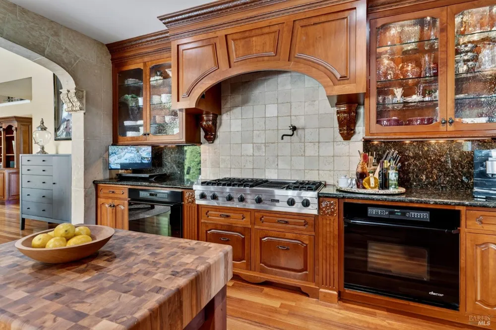 1176 Castle Oaks Drive Napa, CA 94558