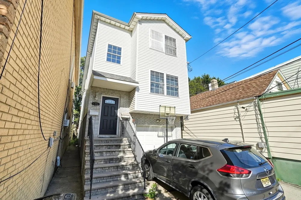 87 COTTAGE ST Bayonne, NJ 07002
