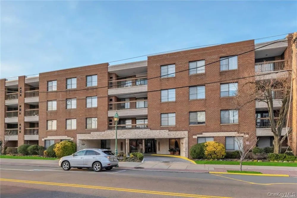 376 Central Avenue #2N Lawrence, NY 11559