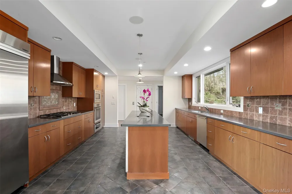 17 Fox Run Road Pound Ridge, NY 10576