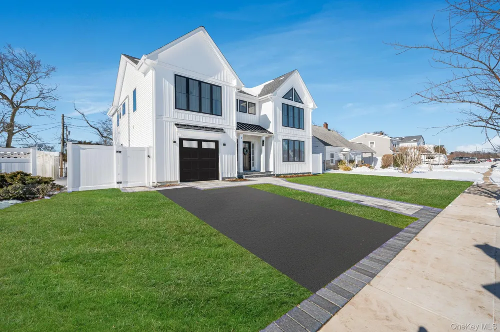 38 Pond Lane Levittown, NY 11756