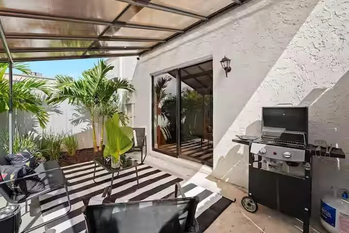 2015 NW 37th Terrace NW #403 Lauderdale Lakes, FL 33311
