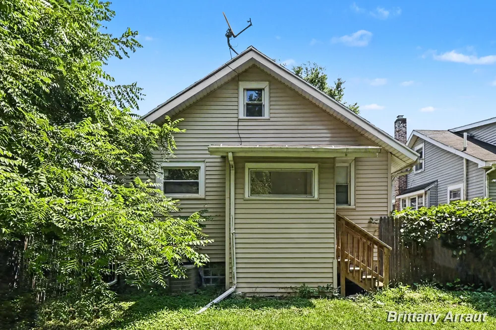 904 Riverview Avenue Lansing City, MI 48915