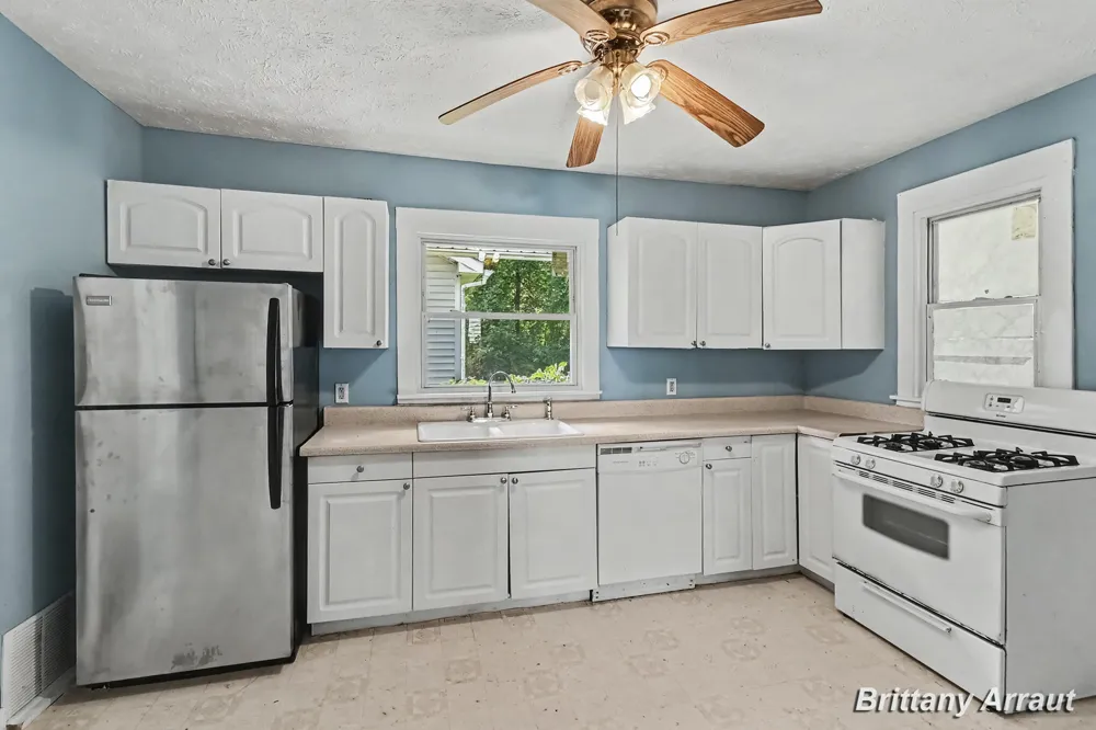 904 Riverview Avenue Lansing City, MI 48915